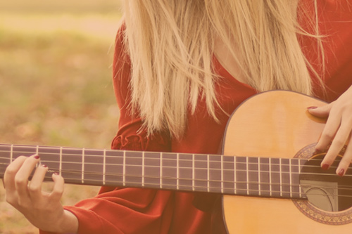 Folkmusic Woman playing guitar