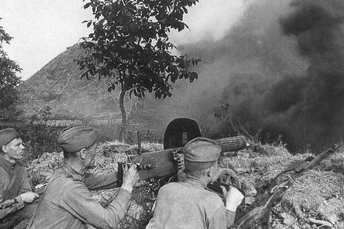 kurskbattle A Soviet machine gun crew during the Battle of Kursk.