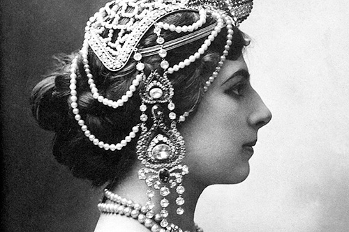 Side view picture of Mata Hari